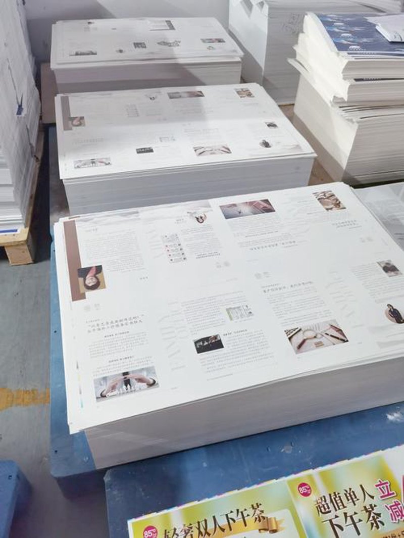 设计一份引人入胜的宣传册，让创意点亮商务之光